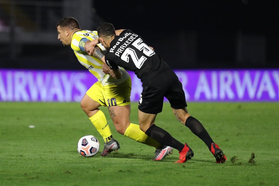 Artur volvió a ser la figura de Bragantino y dejó fuera de carrera a Rosario Central