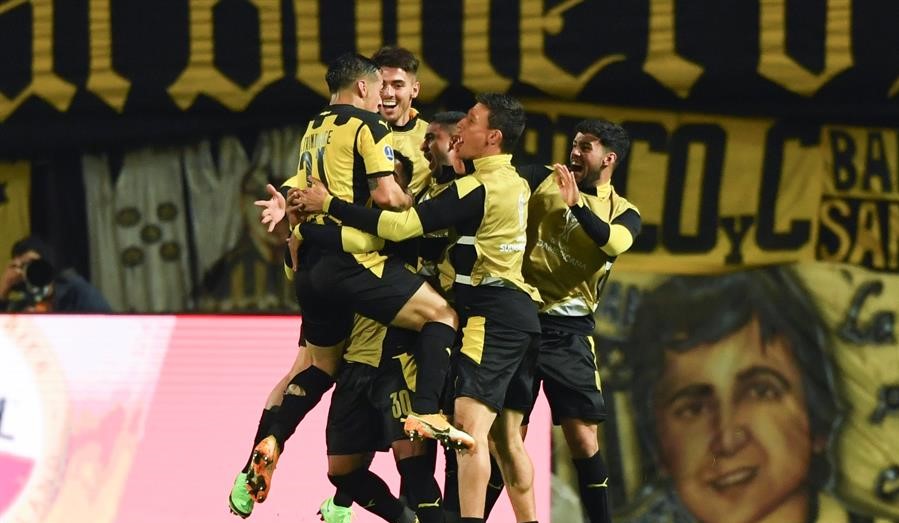Peñarol ratificó su ventaja y eliminó a Sporting Cristal en cuartos de final de la Copa Sudamericana