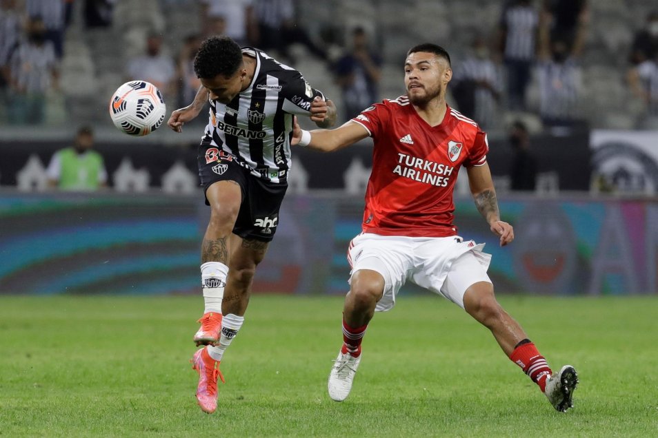 Eduardo Vargas le ganó el duelo de chilenos a Paulo Díaz en cuartos de final de la Libertadores