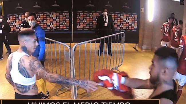 Paulo Díaz cambió su camiseta con Eduardo Vargas y la prensa argentina lo criticó