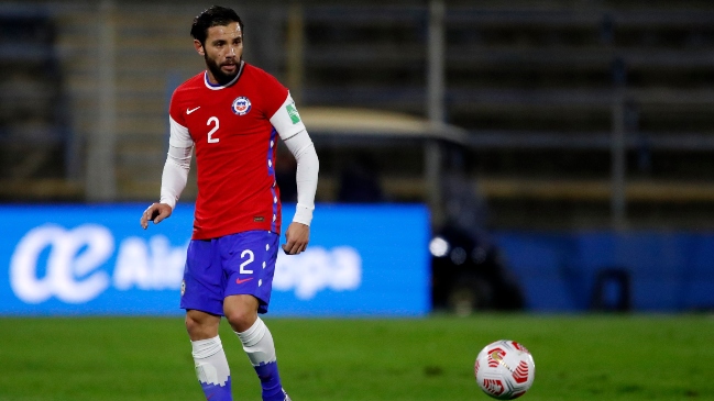 Eugenio Mena sufrió problemas físicos y preocupa a la Roja a dos semanas de las Clasificatorias