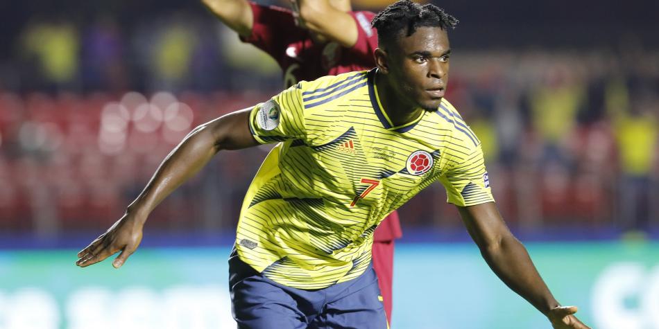 ¡Sensible baja de Colombia! Duván Zapata se perderá duelo ante la Roja en Clasificatorias por lesión