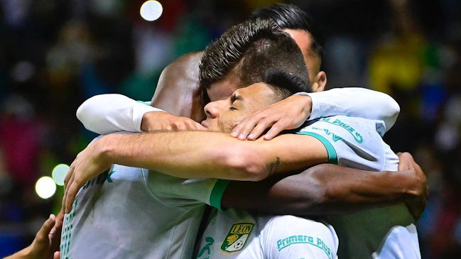 León rescató agónico empate ante Santos Laguna en duelo de chilenos por la liga mexicana