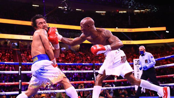 La leyenda Manny Pacquiao no pudo con el cubano Yordenis Ugás en Las Vegas