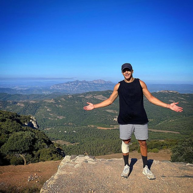 Alexis Sánchez hizo trekking en medio de su recuperación en Italia