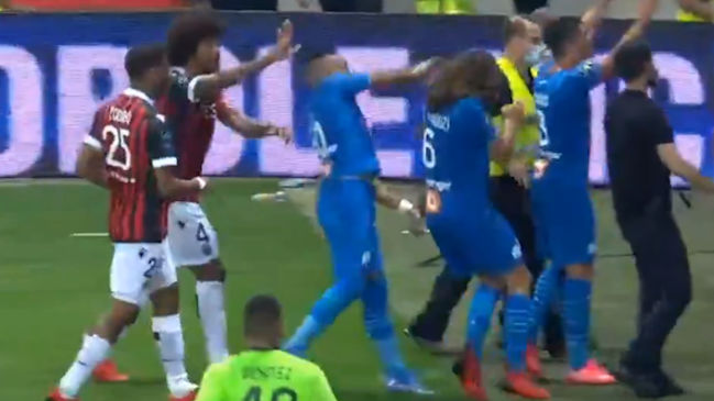 Dimitri Payet devolvió botellas a hinchas de Niza que intentaron agredir a jugadores de Marsella