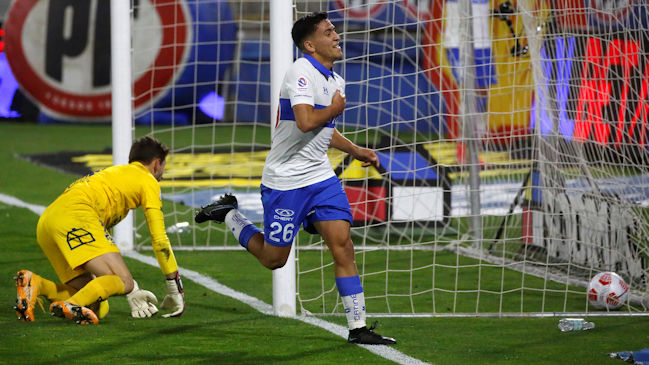 Marcelino Núñez arremetió con un potente frentazo que adelantó a la UC sobre Everton