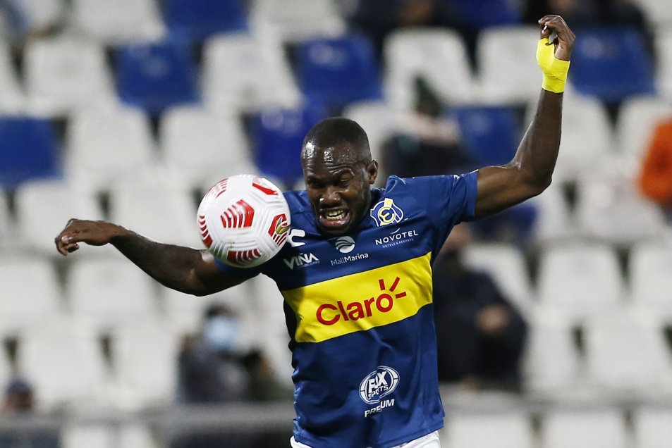 Marcelino Núñez brilló con la UC en San Carlos con un doblete que amargó a Everton