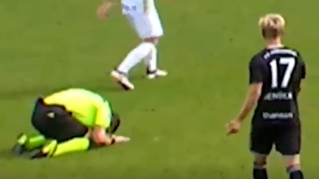 ¡Una locura! Arbitro omitió ley de la ventaja y terminó arrepentido de rodillas