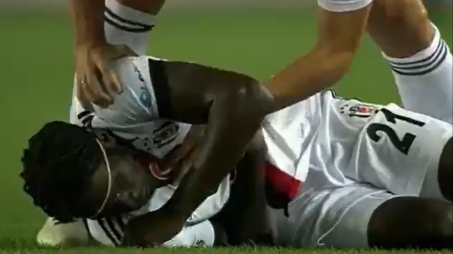 Jugador de Besiktas causó preocupación por desvanecimiento en pleno partido