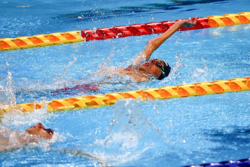 La gran participación de Alberto Abarza en la serie clasificatoria de los 100 metros espalda