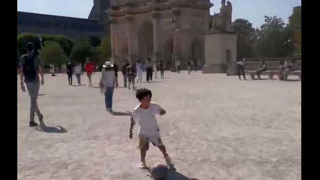 Hijo de Messi se lució con un balón durante paseo por París