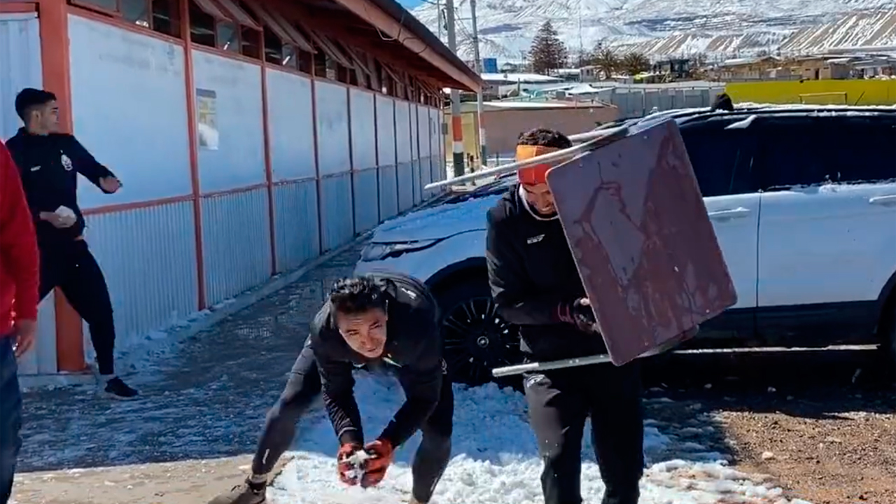 Jugadores de Cobresal se divirtieron con la nieve que cubrió el Estadio El Cobre