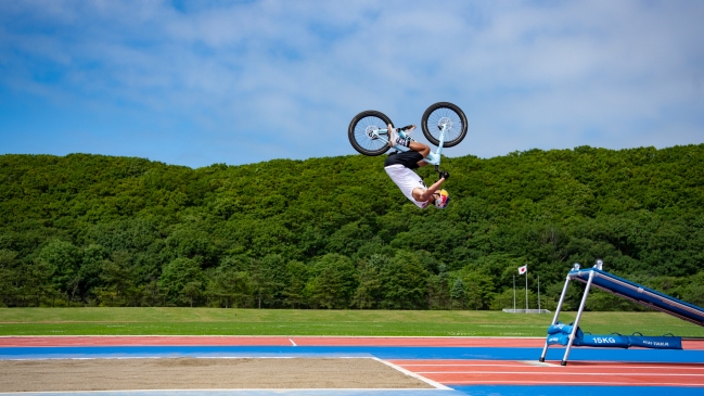 Deportista japonés completó pentatlón sobre una bicicleta