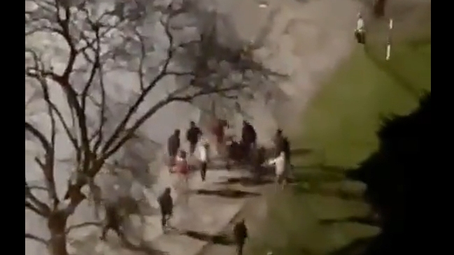 Barristas protagonizaron brutal batalla campal en plena vía pública con disparos incluidos