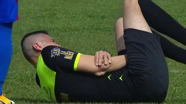 Árbitro sufrió dura lesión en su codo que lo obligó a abandonar encuentro en el ascenso argentino