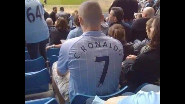 ¿Real o fake? La imagen viral de un fanático de Manchester City con una camiseta de Cristiano