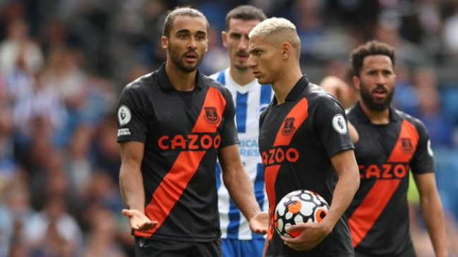 ¡Innecesario! Ricarlison se enfureció con compañero de Everton por un penal