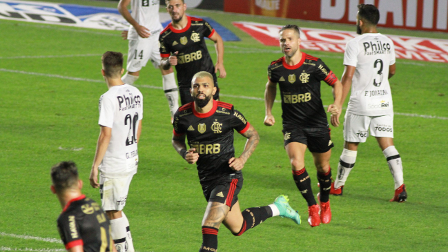 Mauricio Isla fue titular en la goleada de Flamengo sobre Santos en el Brasileirao