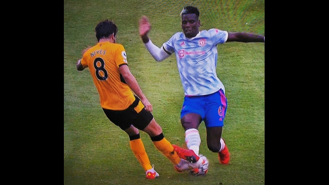 Paul Pogba se llenó de críticas por dura entrada contra Rubén Neves que no fue sancionada