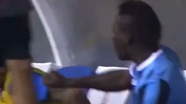 Mario Balotelli se enfadó por ser reemplazado y golpeó a un compañero