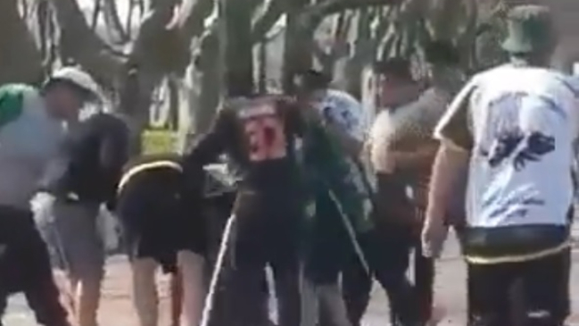 ¡Vergonzoso! Hinchas de Aldosivi agredieron a uno de Lanús y lo amarraron a un poste