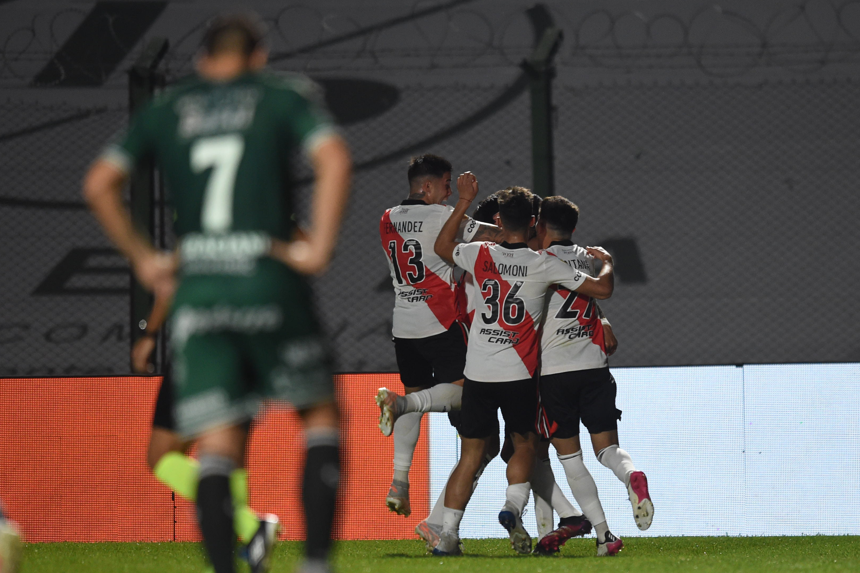 Enzo Pérez salvó en la agonía a River Plate y le dio el triunfo ante Sarmiento