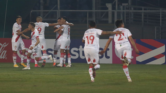 Curicó Unido venció a un descontrolado Deportes La Serena y sigue sumando en la parte baja
