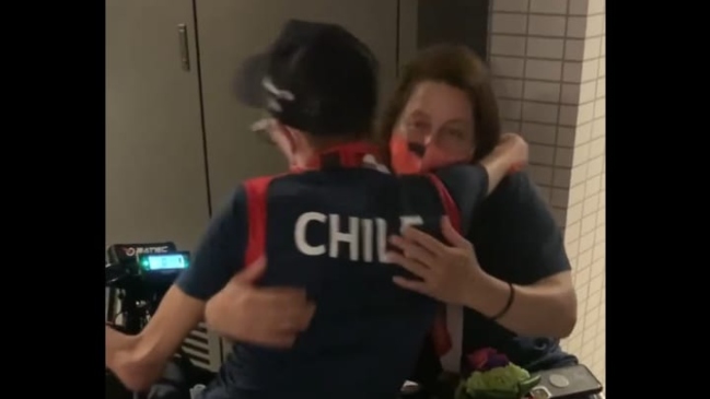 El emotivo abrazo de nuestros campeones olímpicos, Francisca Mardones y Alberto Abarza