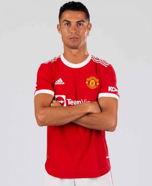 Cristiano Ronaldo posó con la nueva camiseta de Manchester United
