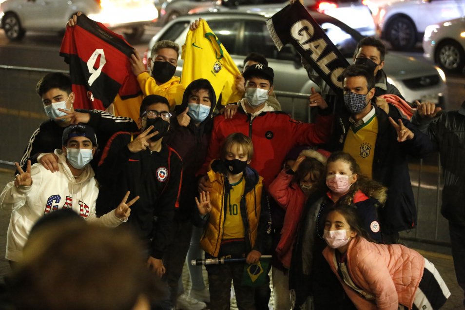 La selección brasileña llegó a Santiago para medirse a la Roja en Clasificatorias