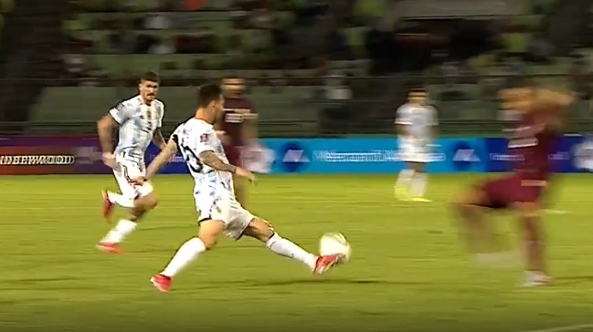 ¡Criminal! El planchazo del venezolano Luis Martínez sobre Lionel Messi