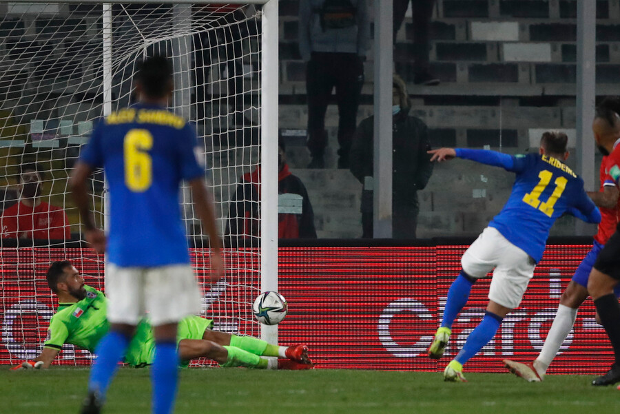 ¡Balde de agua fría! Everton Ribeiro aprovechó un rebote y marcó para Brasil ante la Roja
