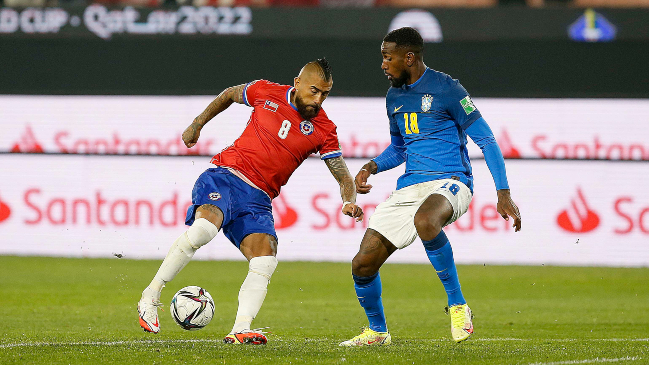 “Se deja caer”: Así procedió el VAR en el penal reclamado no cobrado a Vidal ante Brasil