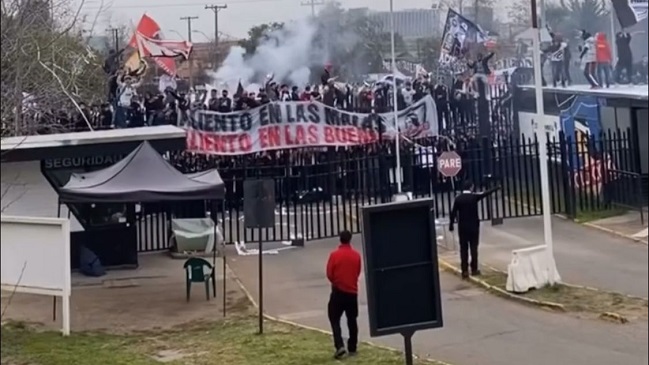 Colo Colo recibió el apoyo de sus hinchas en la previa de la final de la Copa Chile