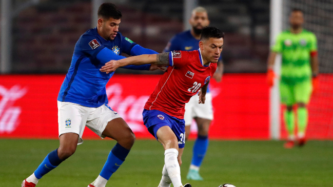 Charles Aránguiz evoluciona bien de su rodilla y será opción para el duelo ante Ecuador