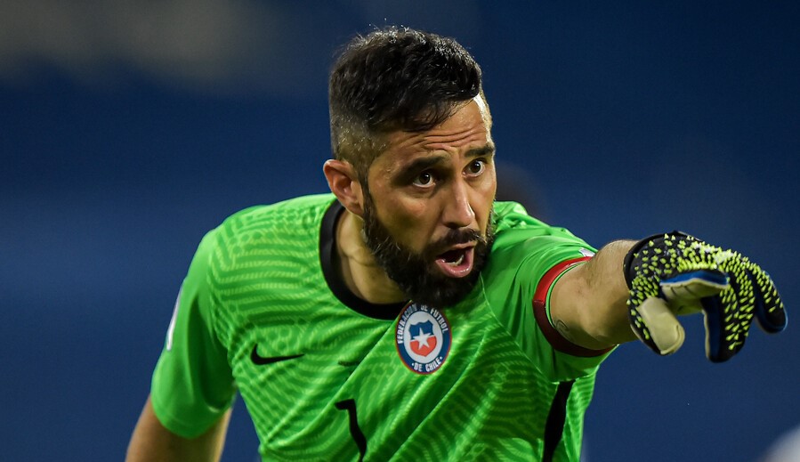 ¡Rutilante! La sensacional atajada de Claudio Bravo al ecuatoriano Moisés Caicedo