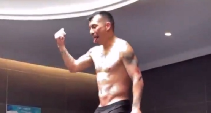 Gary Medel se lució bailando en “paños menores” en concentración de la Roja