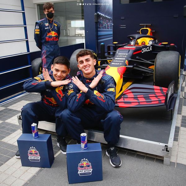 Los jugadores de Colo Colo se divirtieron junto a un bólido de la Fórmula 1