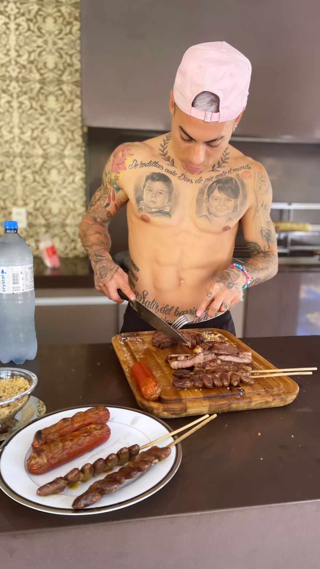Eduardo Vargas se mostró preparando un asado tras quedar suspendido para duelo con Colombia
