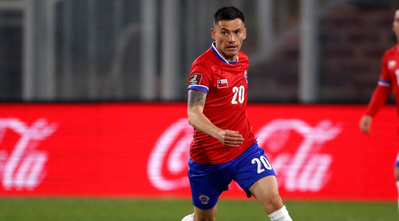 Charles Aránguiz está bajo cuidados para asegurar su presencia ante Colombia