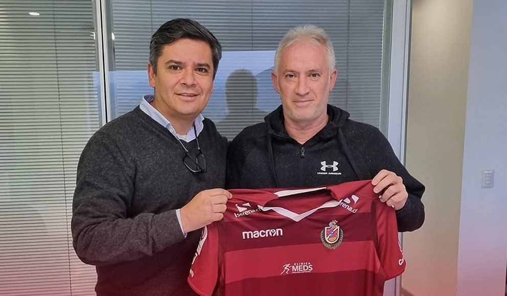 Deportes La Serena anunció a Ivo Basay como nuevo director técnico