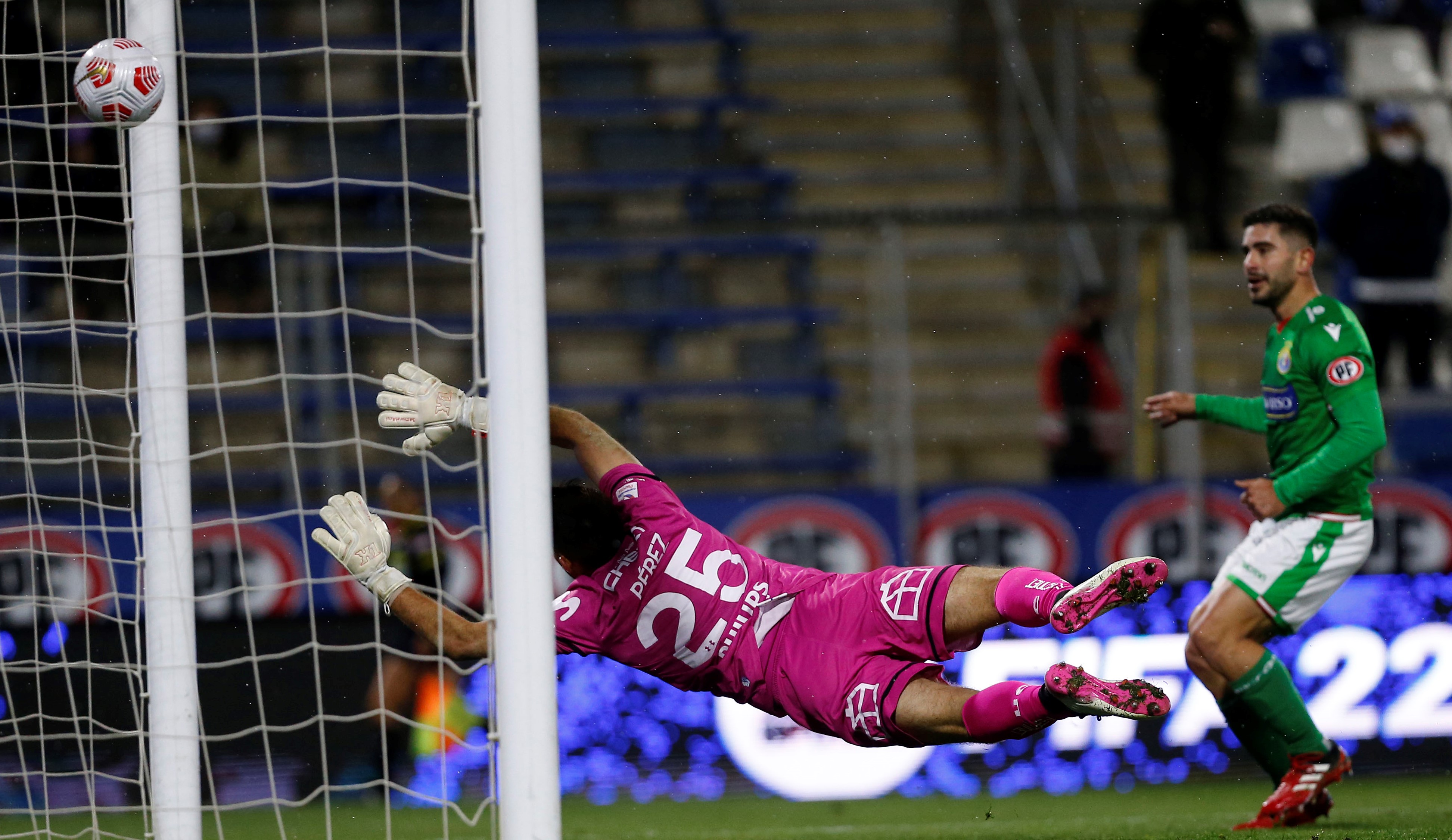 Audax Italiano aprovechó error defensivo de U. Católica y descontó con gol de Lautaro Palacios