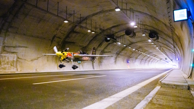 Piloto realizó sorprendente vuelo acrobático al interior de un túnel