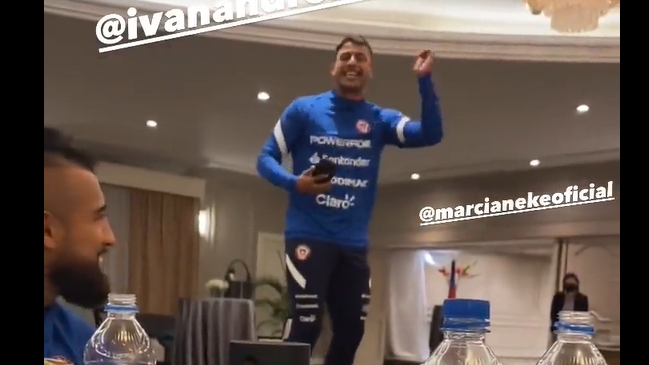 Iván Morales vivió su bautizo en la selección chilena al estilo de Marcianeke
