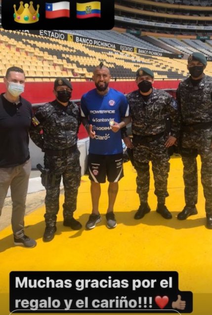 Arturo Vidal posó junto a militares ecuatorianos tras la última práctica de La Roja en Guayaquil