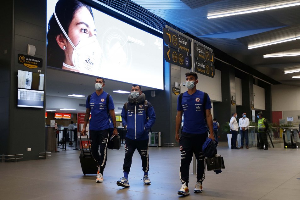 Hinchas chilenos recibieron a la Roja en Barranquilla