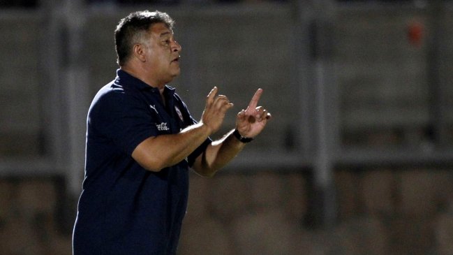 Claudio Borghi: La carencia de un “9” de área en la Roja es un problema del fútbol chileno