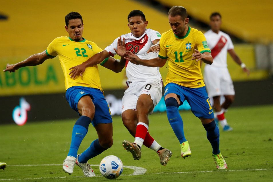 Perú cerró una irregular fecha triple de Clasificatorias tras estrellarse contra Brasil