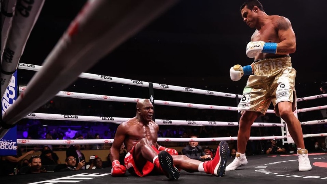 El legendario Evander Holyfield sufrió un fulminante KO ante Vitor Belfort